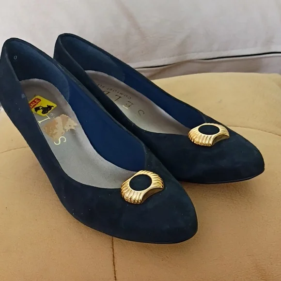 NWT.Selby Vintage Navy Heels with Gold Accent - Picture 1 of 10